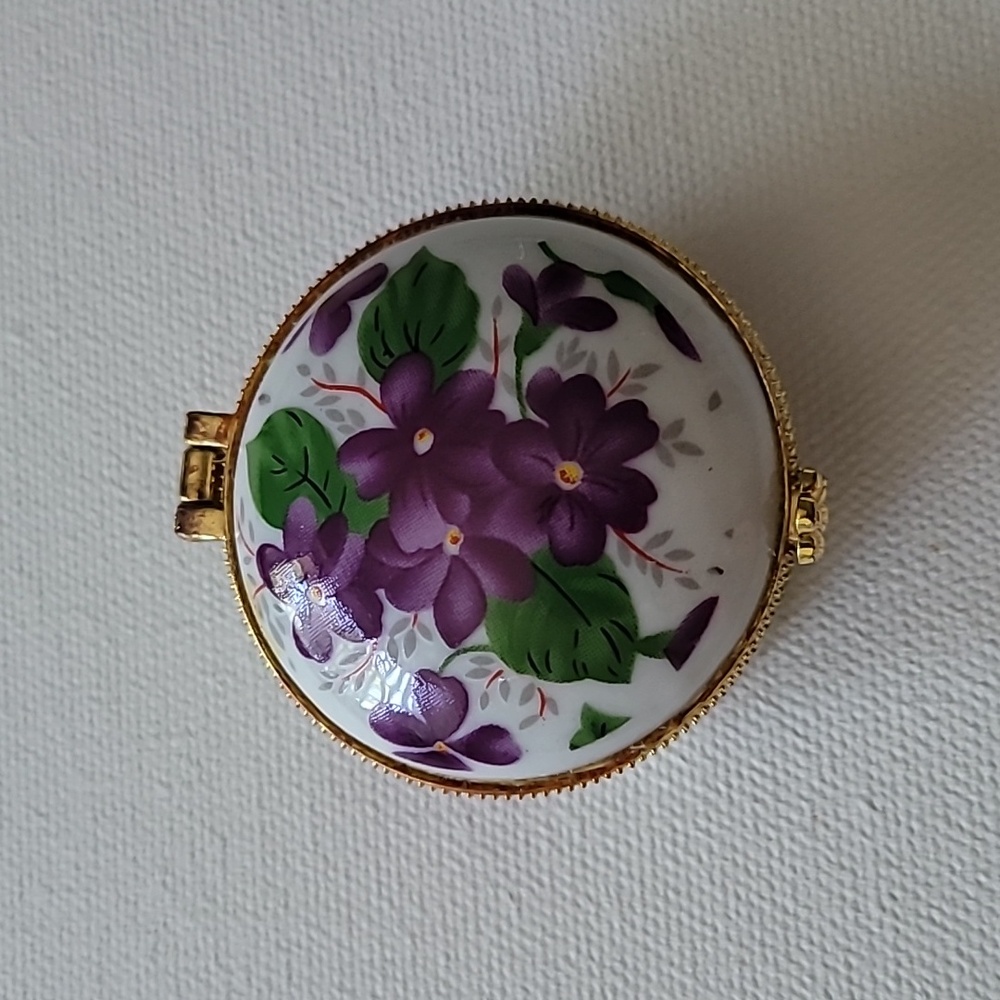 Floral pill trinket box - Picture 2 of 8